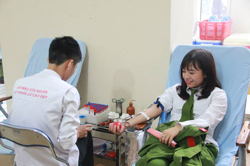 Trong ngày hội, nhiều nữ đoàn viên thanh niên Học viện CSND đã hăng hái tham gia hiến máu